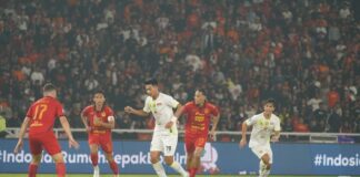 Tak Hanya Hujan Deras Di GBK, Persebaya Juga Hujan Kartu Kuning