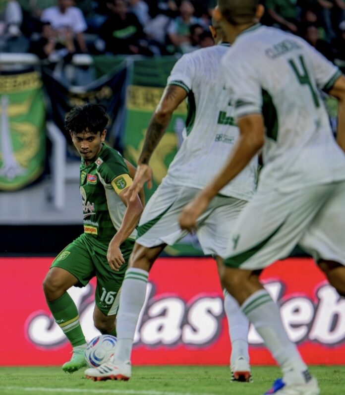 Ricky Pratama dapat pengawalan ketat dari pemain PSM Makassar (Media Persebaya) Persebaya